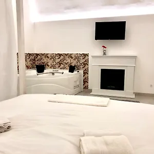 Ada & 2*, Lecce Itália